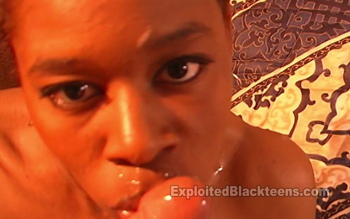 Exploited black teens: Ébano primeiro timer faz um ótimo trabalho em seu vídeo pornô...