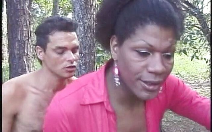 Shemale videos: Une vieille trans noire se fait baiser par des muscles...