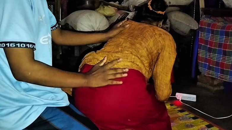 Deshi women: Tasneem Posur mit ihrem freund im abstellraum