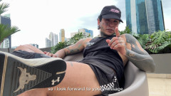 Dyavol: 巨大なマカブラインクが公共の場で小さな人間に屈辱を与える