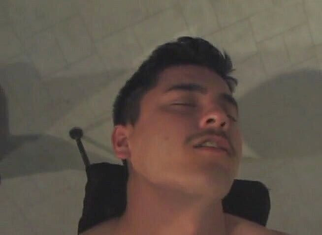 Bareback TV: Sesso gay interrazziale con due giovani stalloni