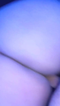 Séduction Au Lit: Fellation Aux Pieds D’une MILF Aux Formes Jusqu’à L’éjaculation