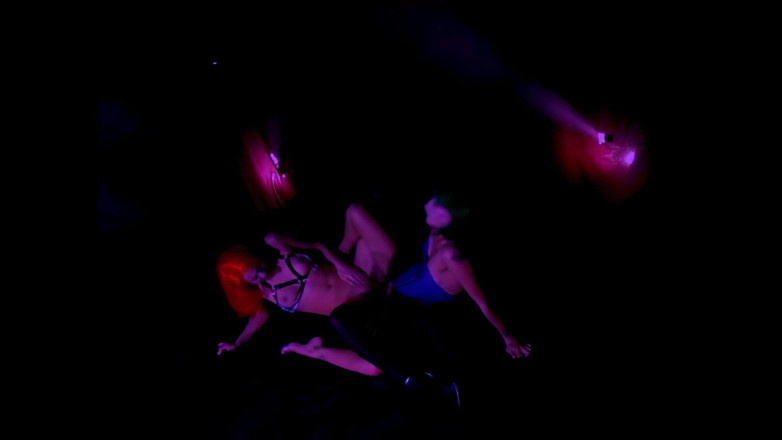 Bewitched!: Jezebelle Bond: rambut palsu dan cinta lesbian malam yang sengit