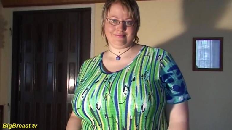 Big Breast: Домохозяйка толстушка с волосатой мохозяйкой намазала маслом свои экстремальные чудовищные сиськи
