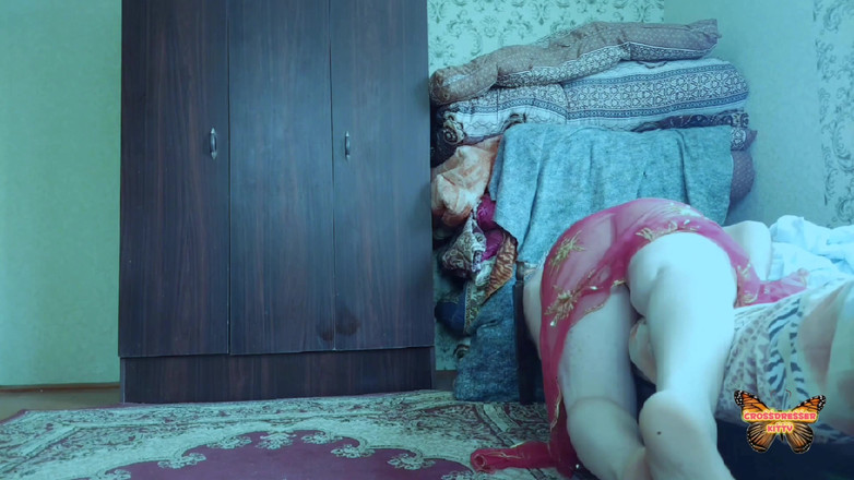 Kitty_Cross: 红肚子舞者裙子热辣的白人娇小变性人 shemsle crossdresser 娘娘腔可爱男孩对女孩