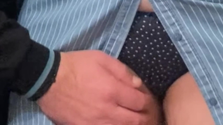 Niki studio: Pizdă sexy suculentă futută cu degetul în metrou de un străin