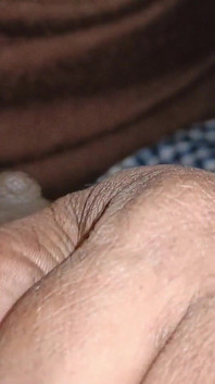 Il suce les seins de ma belle-mère et joue avec les tétons