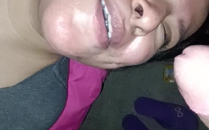 Jhony Cruz: 女仆在打扫房子，我让她吮吸我的鸡巴并操她紧致的阴户