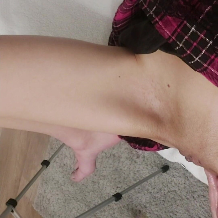 Wet Pussy Fuck: 보지를 벌리고 벌리고 피스팅하는 마른 십대