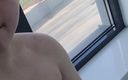 Dustins: Knubbig pojke som visar rövhål och onanerar framför fönstret