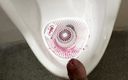 Cock massage: Masturbieren mit pisse und abspritzen im urinal