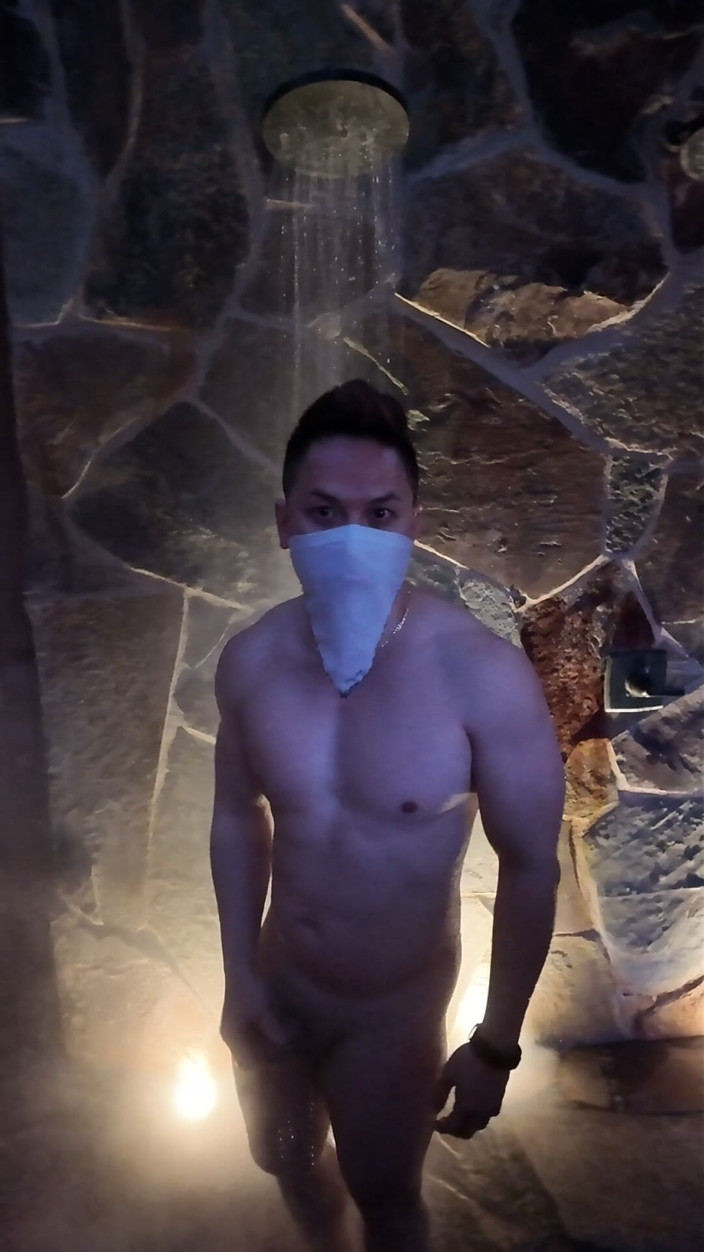 Barenakedmuscles: Nud asiatică musculoasă Dawn Flex la duș în aer liber - biceps...