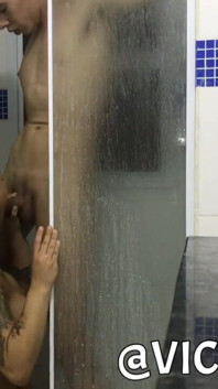 Een douche nemen met hete hoer
