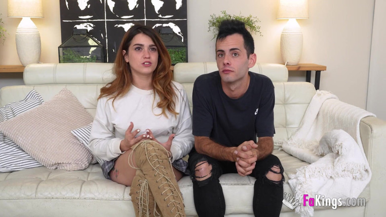 FAKings: Nevinná brunetka je ošukaná porno performerem, zatímco její paroháč přítel...
