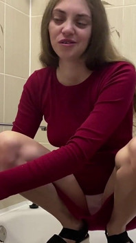 Fumare in bagno mentre è accovacciato