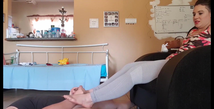 Stacey Reid: Stacey dává Adamovi sexy footjob! Užijte si její perfektní chodidla...