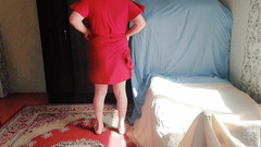 Kitty_Cross: Giocosa sissy seduta con le gambe incrociate su un tappeto...