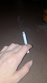 Dlouhé nehty a cigareta