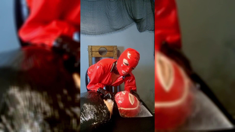 Madame Moira Dominatrix: Juego de aliento extremo en esclavo momificado en látex