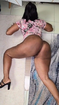 Ich twerkte meinen großen hintern, bis mein kleid hoch wurde
