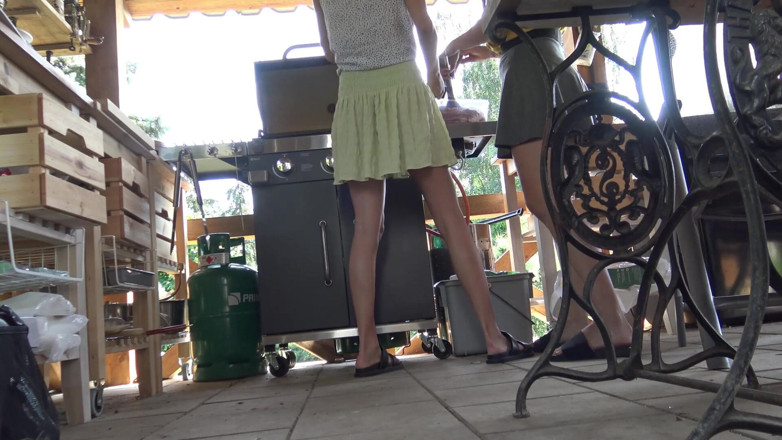 Leon Lambert Girls Twerk Parties CFNM: Sousedova grilovací párty sexy těsné dívky v letních šatech, krátké sukně...