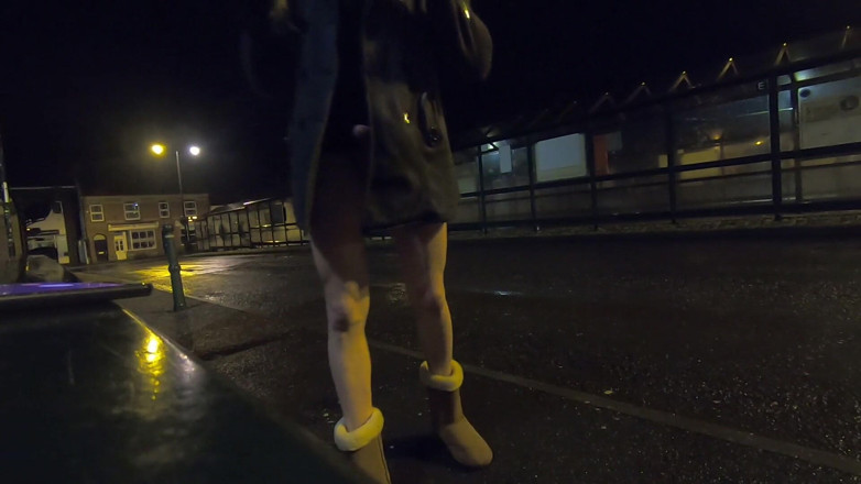 The Midnight Minx: Rušné autobusové nádraží masturbuje