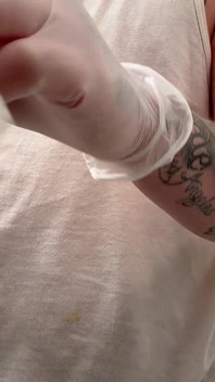 Bray Love se branle avec des gants et du sperme