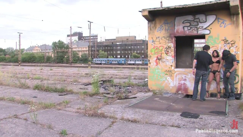 Public Disgrace by Kink: Йоха: вся натуральна латинська красуня домінує і використовується на публіці