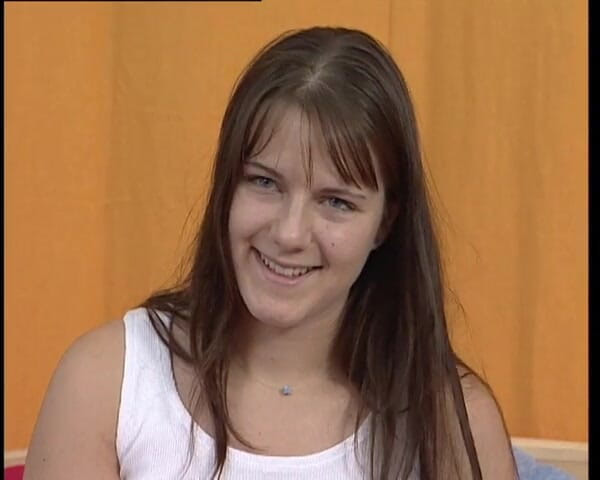 YOUR FIRST PORN: Junge Nadin Rasiert Ihre Muschi Softclip Tânărul Nadin își rade pizda...