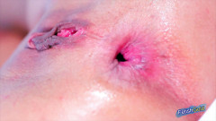 Big Boobs at Play: Krásná brunetka s velkými prsy masturbuje a hraje sprostě s...