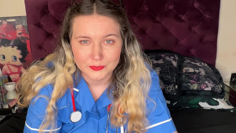 MissFFW: Krankenschwester ffw bläst ihre nase und bekommt endlich ein niesen