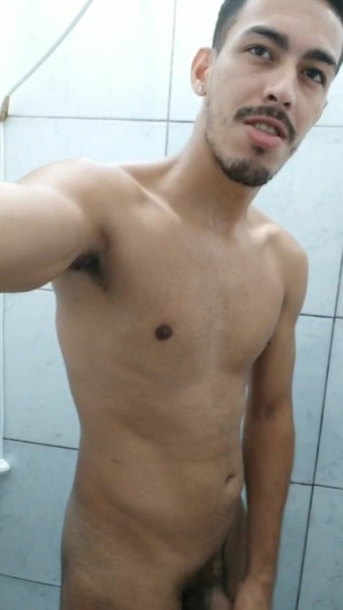 SEX GAY AMATEUR: Tânăr gol masturbându-se, împingându-și penisul negru în fund