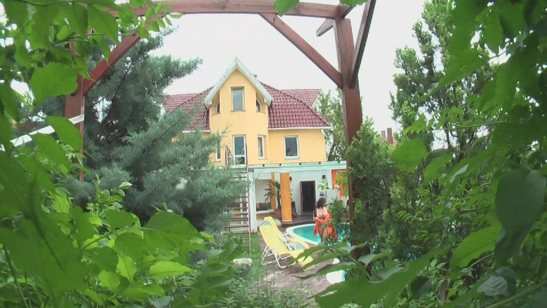 Erotic Planet X: Blonďatá holka saje ptáka a roztáhne kundičku v dílně