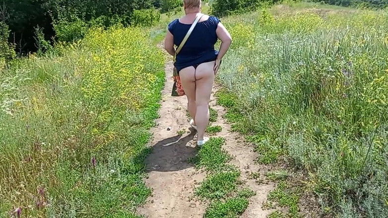 Zona901: A fat woman walks through the park shows her ass...