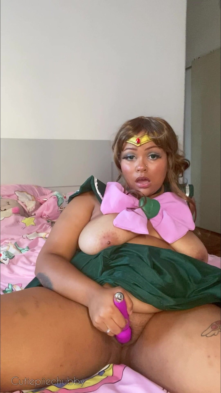 Cutiepiie Chubby: La bbw sailor jupiter si masturba con l'hitachi