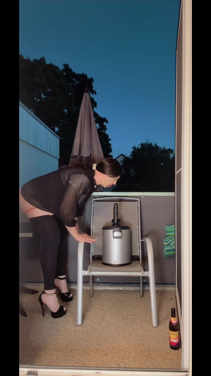 SissyDaniella: La sissy stuzzica e cavalca il dildo sul balcone