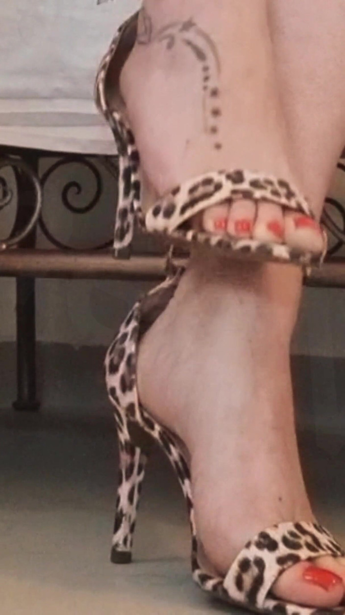 Dame Naila: Topless &amp; Leopard Heels: Saya Mengurung Anda Dan Mengecewakan Anda
