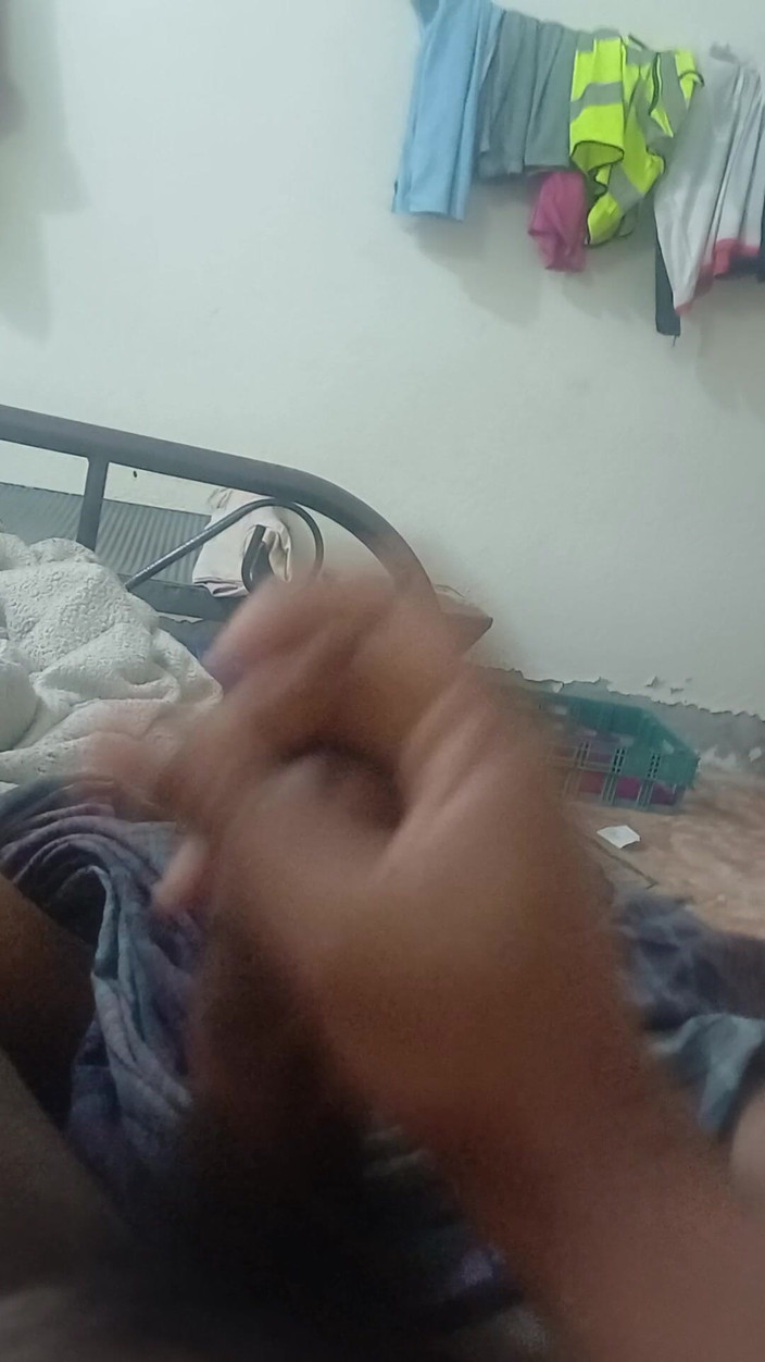5Large: Bangladesi Boy Musterbate em Seu Quarto.