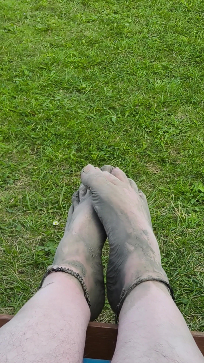 Footfetish: Barefoot Waiting for the Tide on the Beach