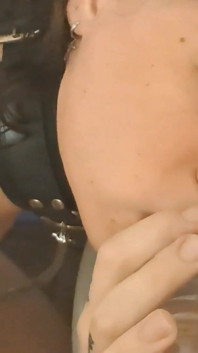 L'inizio della degradata e legata Alina scopre che il suo piacere è sul posto Secon durante una estenuante sessione bDSM