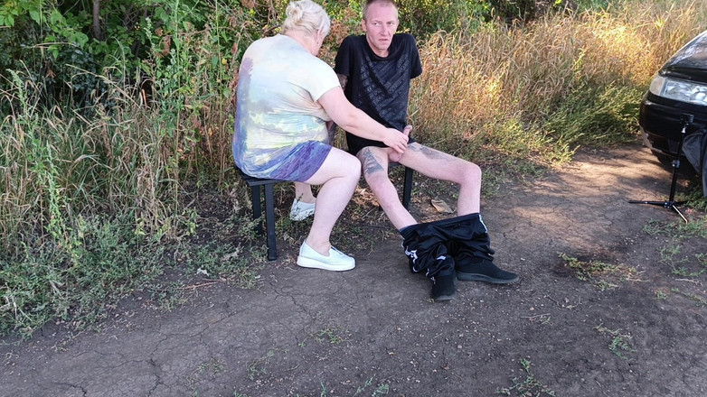 Zona901: O vecină îmi suge pula într-un parc public pe o bancă până...