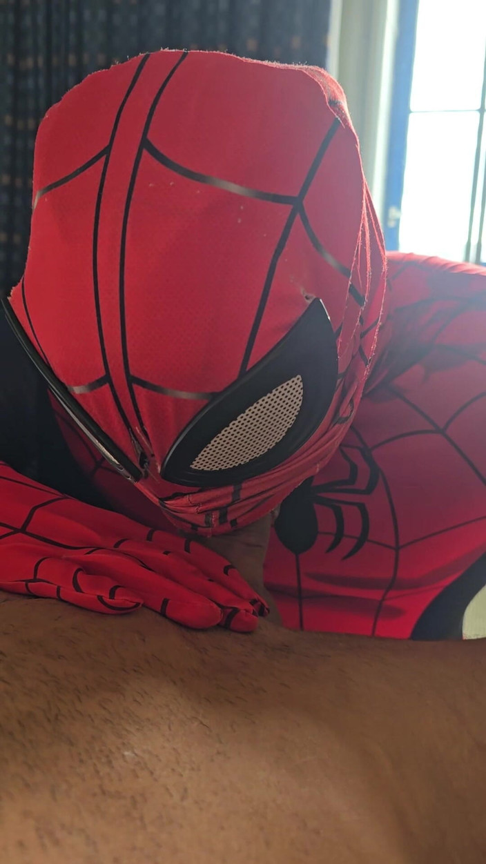 Troy White UK: Spiderman saje velkého tlustého ptáka!