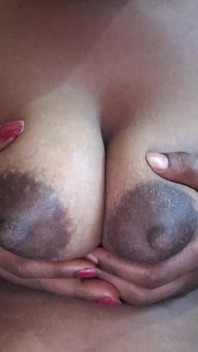 Linda chica india en solo en momentos privados