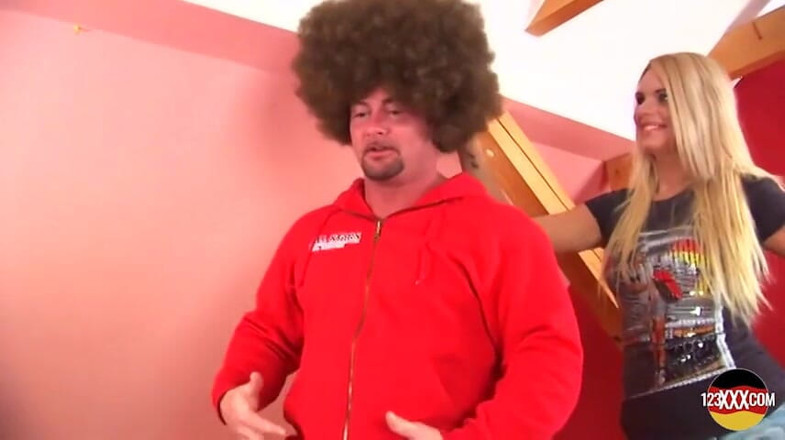 123XXX - 100% Amateurs: Znakomita blondynka daje mu fryzurę i jebanie
