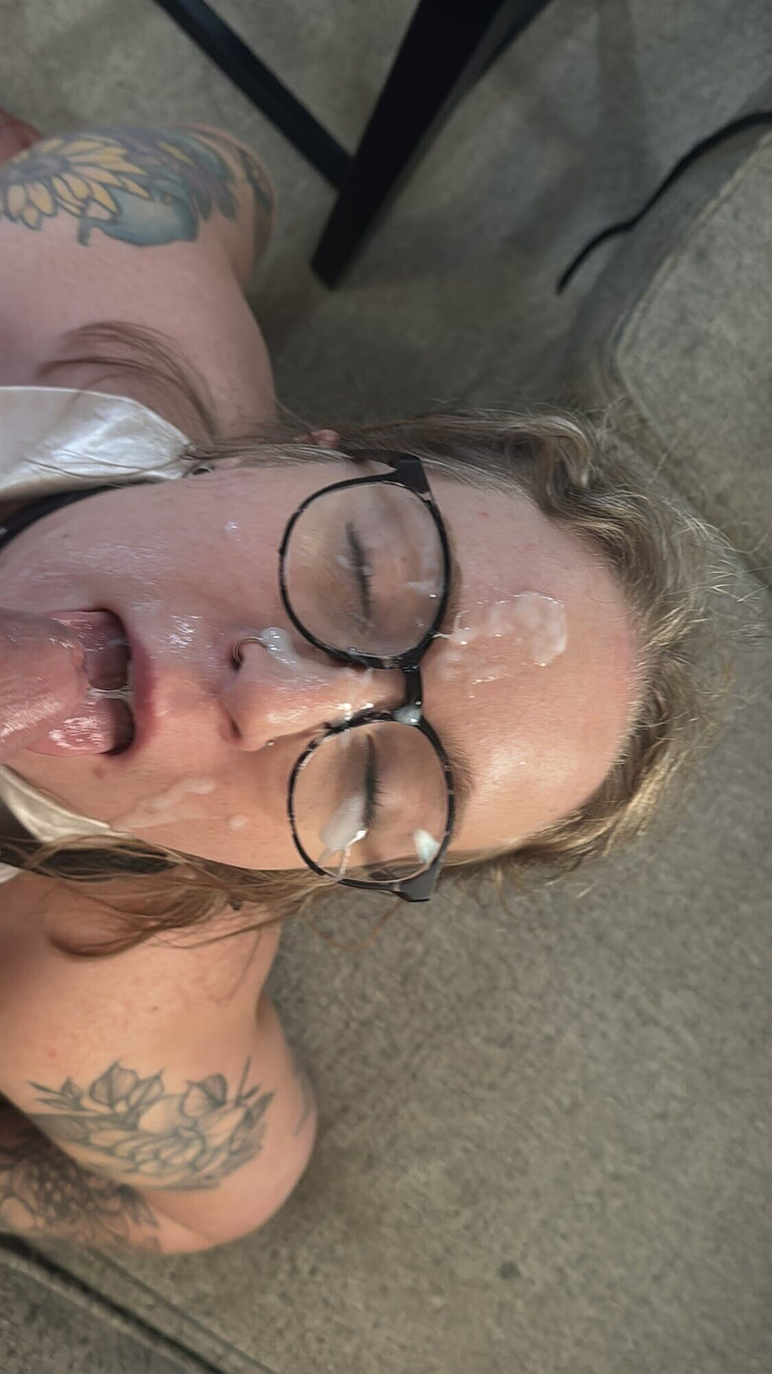 Daddy Pierz: 無邪気な女子大生がパパに喉を剥がされる。彼女は今、私が彼女のパパであることを知っています。彼女は彼女を破壊してくれた私に感謝します!