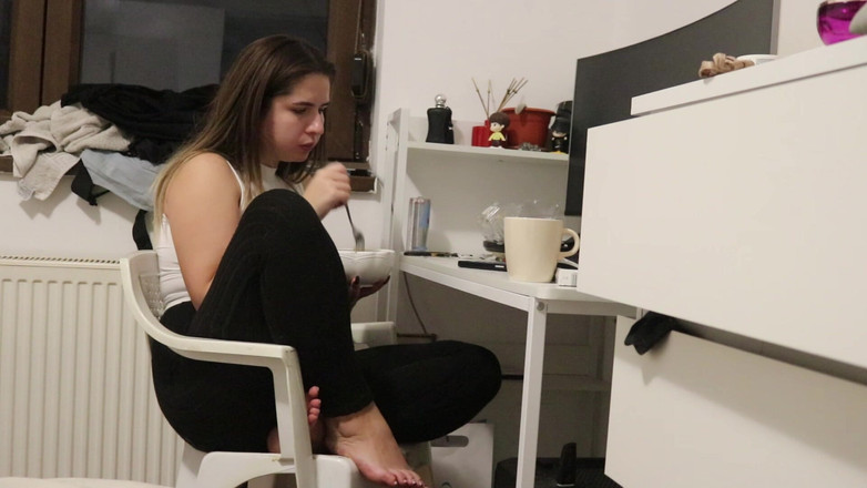 NipsAndStrips: Xì hơi trong khi ăn tại bàn làm việc của tôi