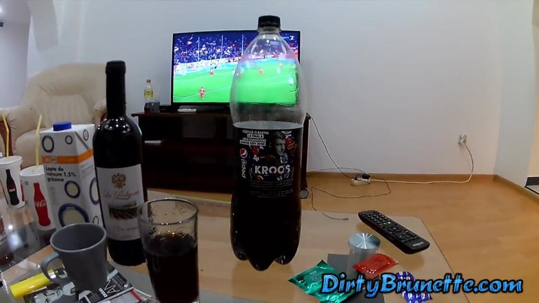 Dirty Brunette: 丈夫一边在电视上观看足球比赛一边给妻子喝咖啡并操她
