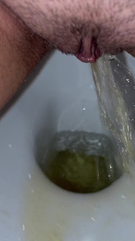 Pissande samlingsvideo! Närbild av en fitta och smutsiga pads! POV!