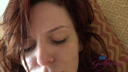 ATK Girlfriends: Emma에게 너무 큰 자지