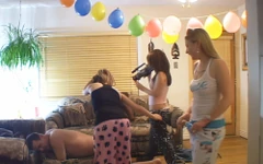 放荡的继女吞下继父的生日精液